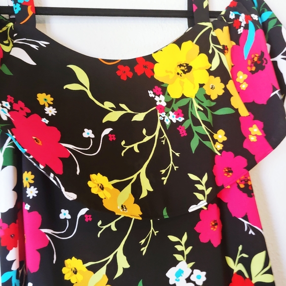 NWOT Floral Fluttersleeve Top - Picture 3 of 12